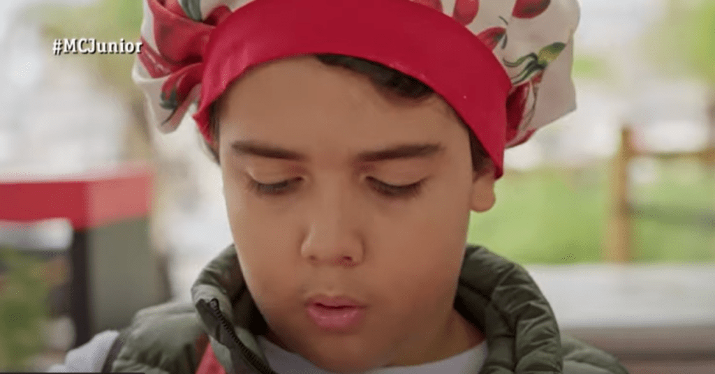 Marcelo, el cubanito en MasterChef Junior, cocinando con pasión en el concurso.