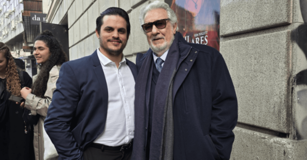 Andrés Sánchez Joglar junto a Plácido Domingo tras su presentación en Madama Butterfly.